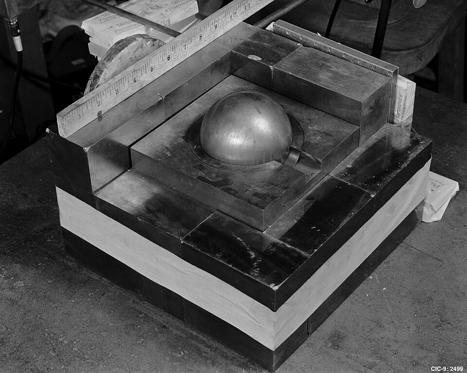Fayl:Partially-reflected-plutonium-sphere.jpeg