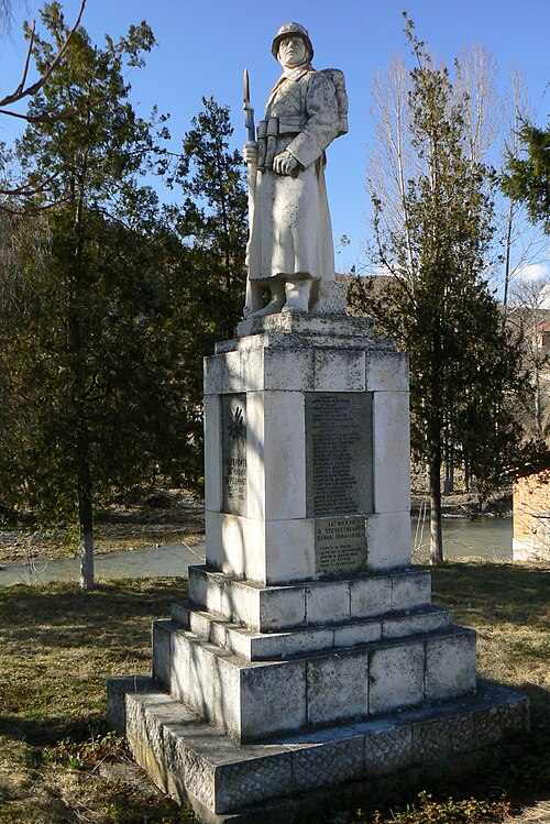 Fayl:Petrich-village-Bulgaria-ww2-monument.jpg