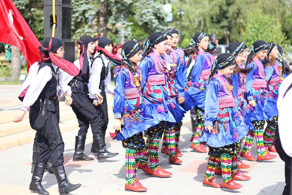Fayl:Turkey folk dance.jpg