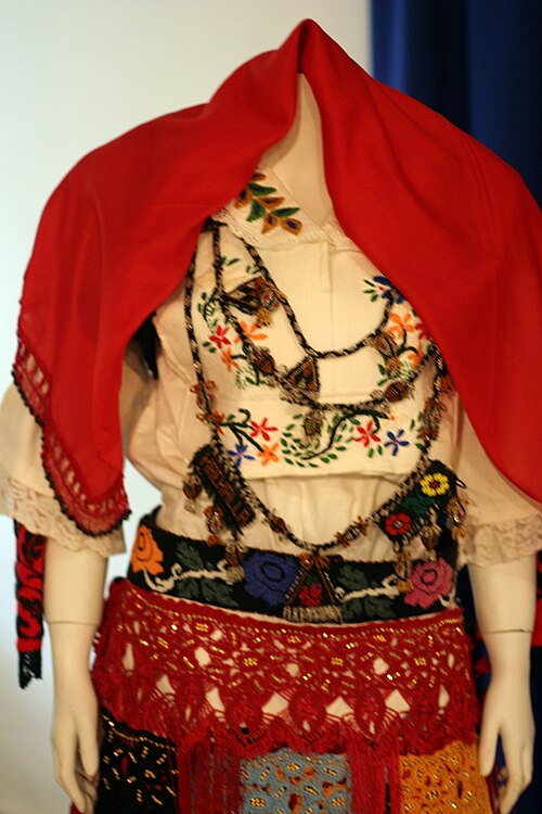 Fayl:Veshje Tradicionale (4).JPG