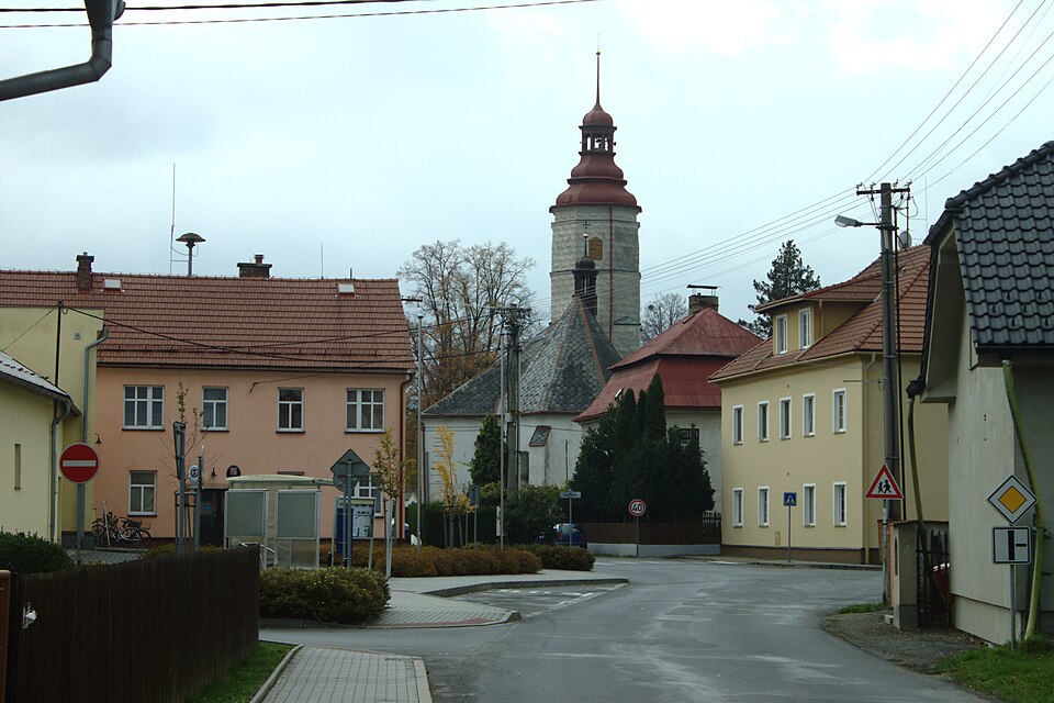 Fayl:Brantice, hlavní křižovatka.jpg