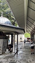 Kılıç Ali posho masjidi hovlisi va tahorat olinadigan favvorasi