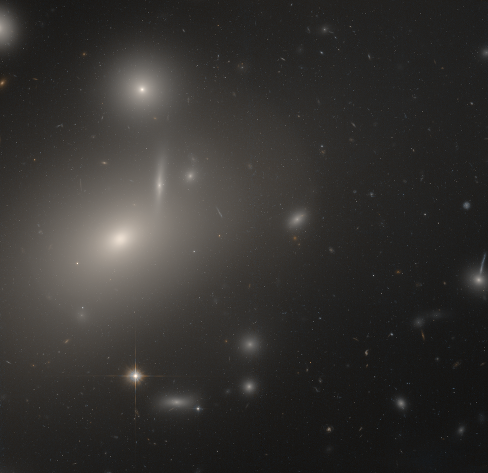 Fayl:NGC 4889 HST.png