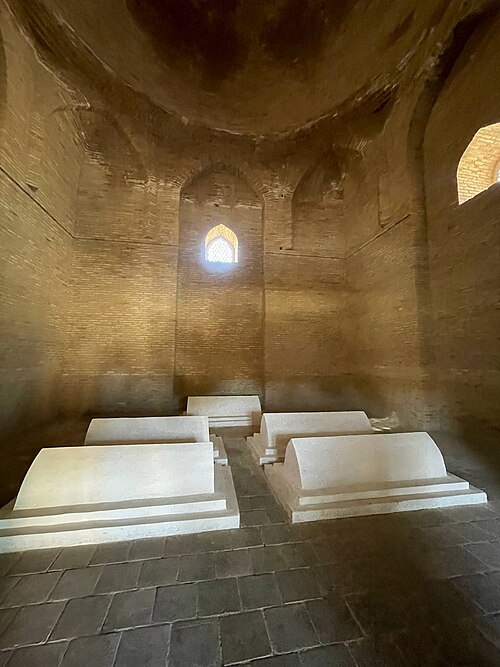 Fayl:Noma'lum maqbara 2.jpg