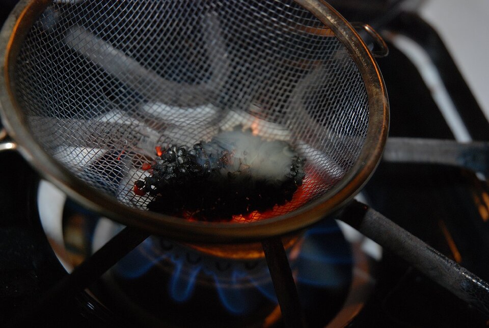 Fayl:Peganum-harmala-incense.jpg