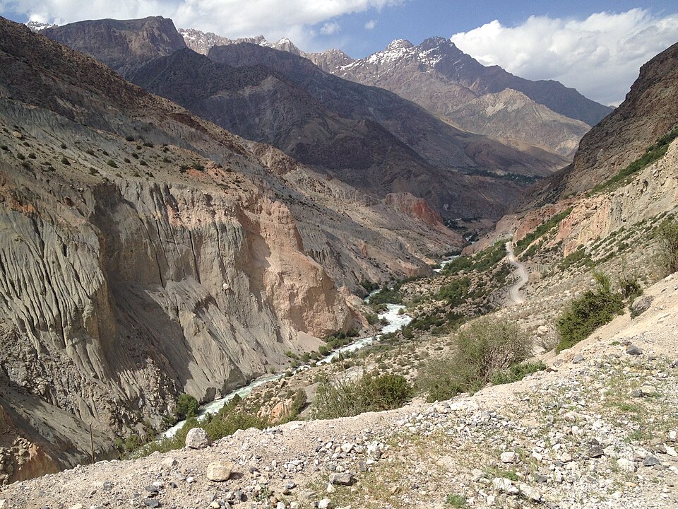 Fayl:Valley of Iskander Darya.jpg