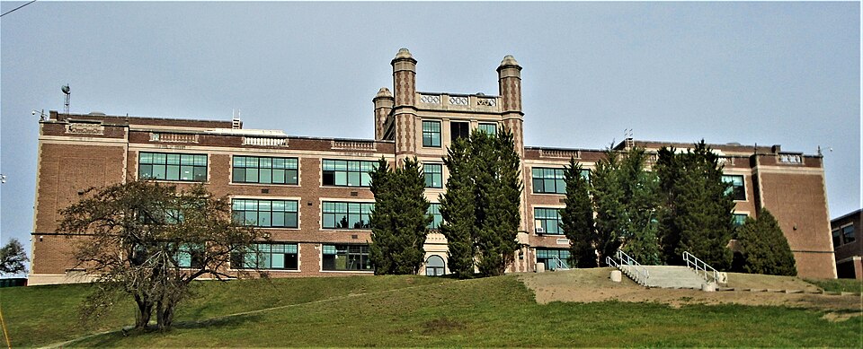 Fayl:Wilbur Lynch Middle School, Amsterdam.jpg