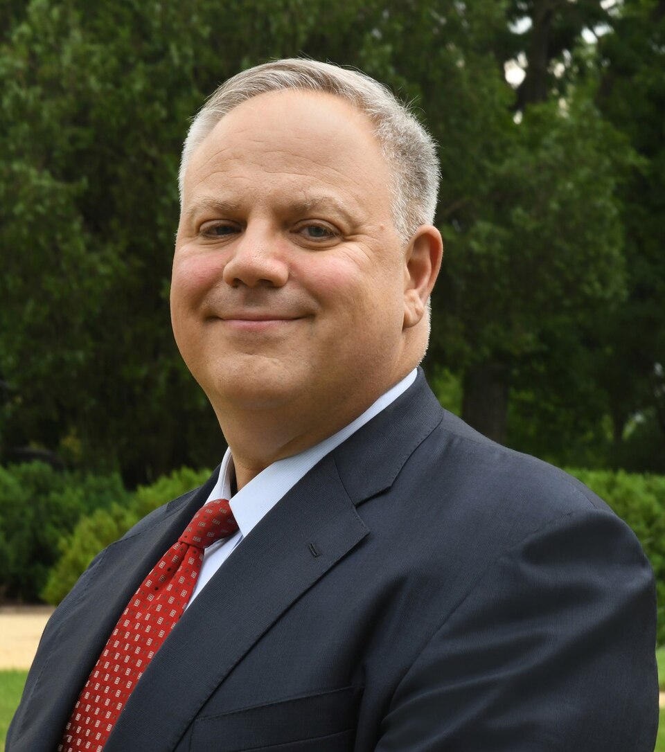 Fayl:David Bernhardt official photo.jpg