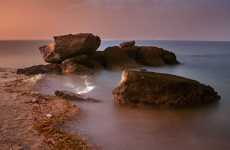 Fayl:Sea rocks in Halul Island.jpg