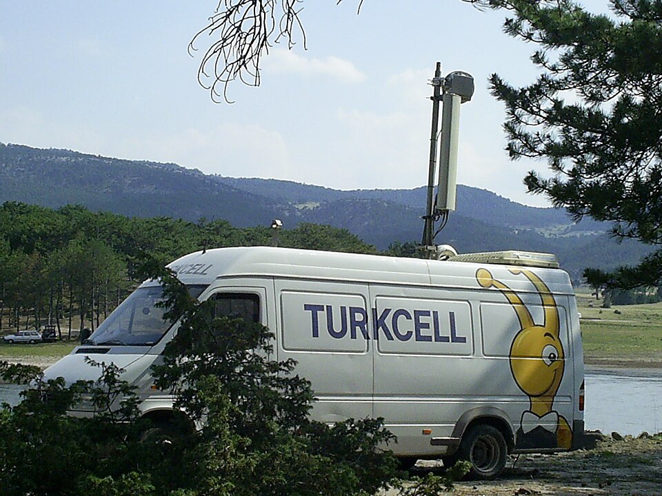 Fayl:Turkcell Mobile Base Station.jpg