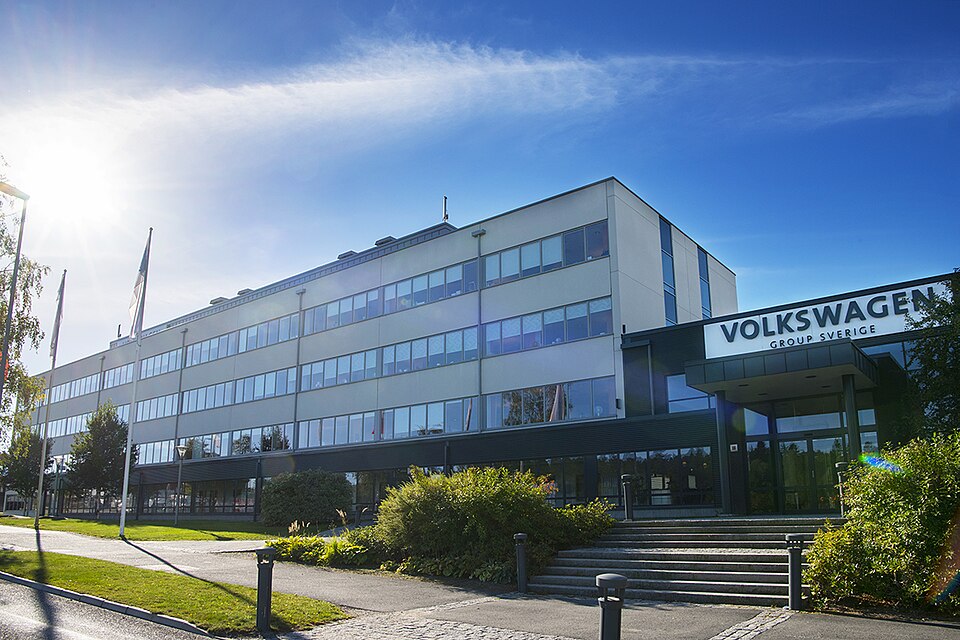 Fayl:VGS Volkswagen Group Sverige entré.jpg