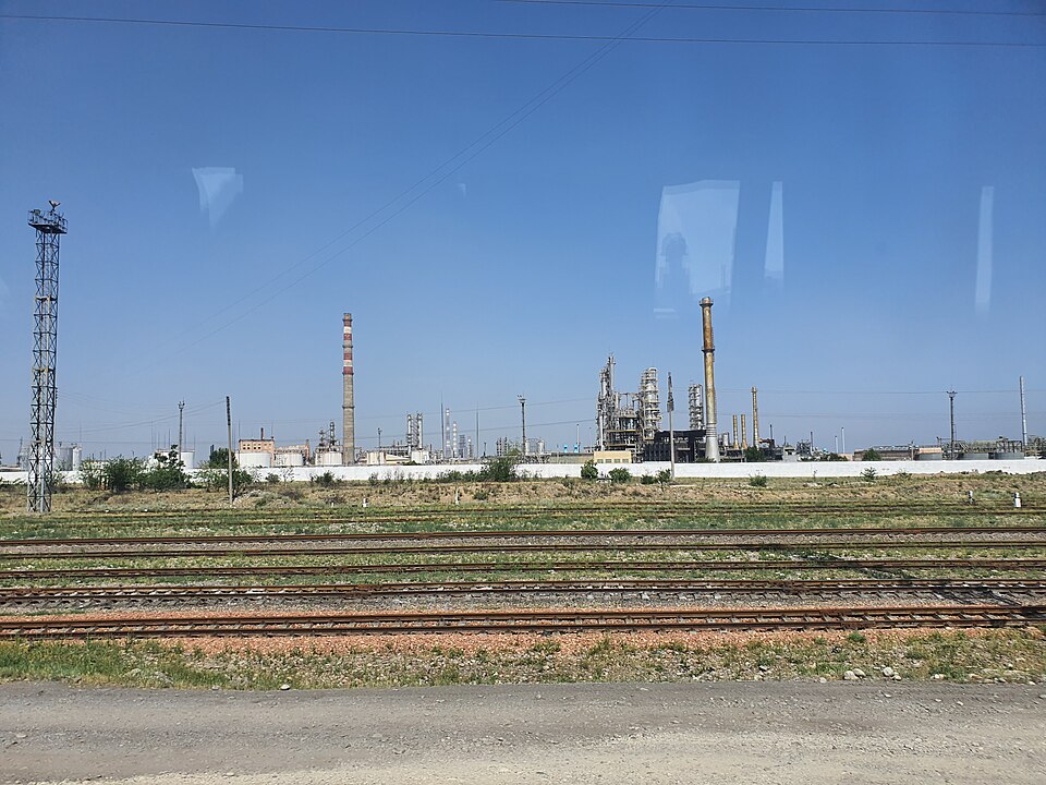 Fayl:Fergana Oil Refinery.jpg