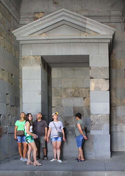 Fayl:Garni-28-Tempel-innen-2019-gje.jpg