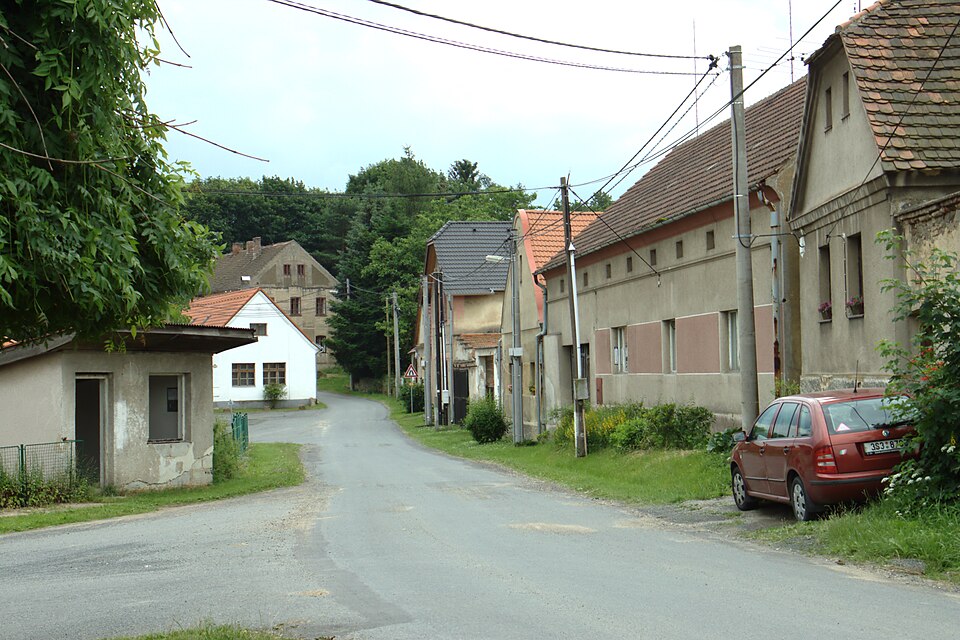Fayl:Lašovice, cesta.jpg