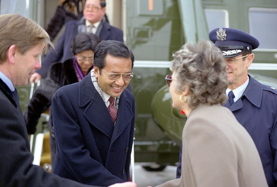 Fayl:Mahathir 1984.jpg
