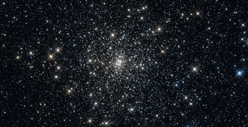 Fayl:NGC 6256 hst 11628 R814B555.png
