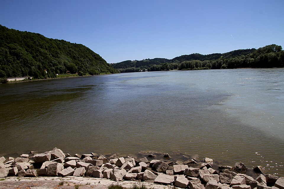 Fayl:Passau-80-Ortsspitze-Zusammenfluss Donau+Inn-2017-gje.jpg