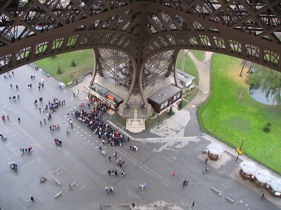 Fayl:Pied de la tour Eiffel.jpg