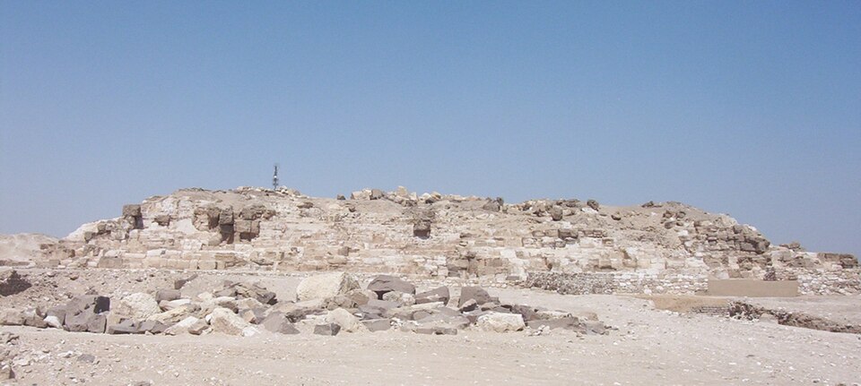 Fayl:Abu Rawash Pyramid.jpg