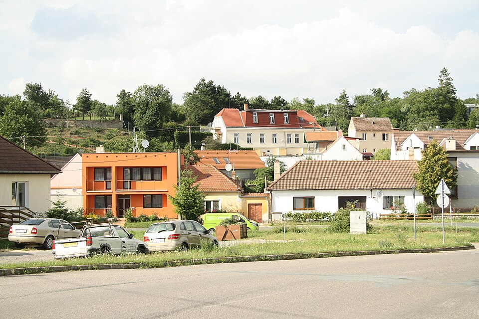 Fayl:Center of Suchohrdly, Znojmo District.jpg