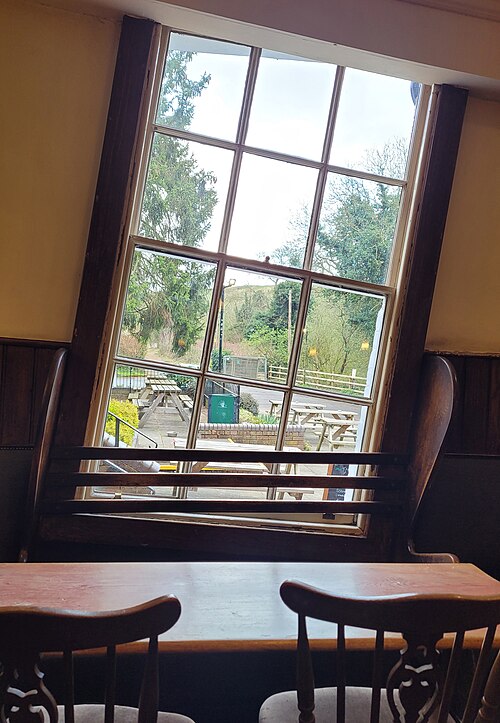 Fayl:Crookedhousewindow-2023-04.jpg