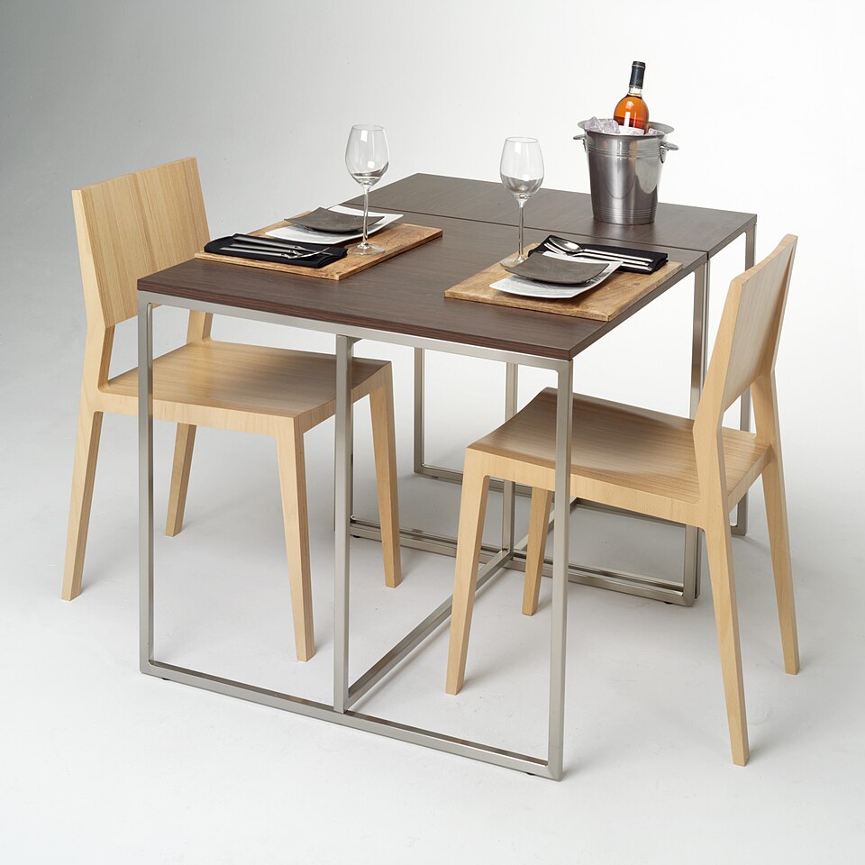 Fayl:Dining table for two.jpg