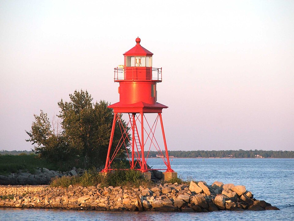 Fayl:Lighthouse at Alpena MI 2005-09.jpeg