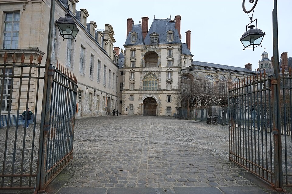 Fayl:Gate to the castle.JPG