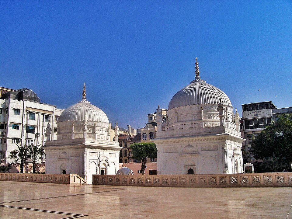 Fayl:Mazar e Saifee Surat.jpg