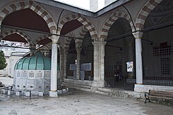Mihrimah Sulton masjidining tahorat oladigan favvora bilan birgalikdagi koʻrinishi