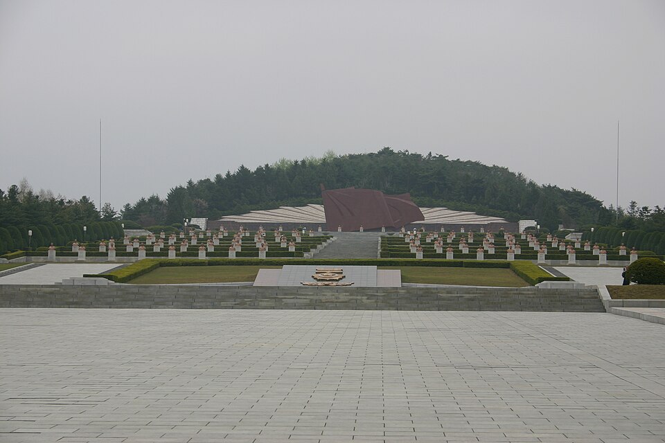 Fayl:Pyongyang Revolutionary Cemetery - overview.jpg