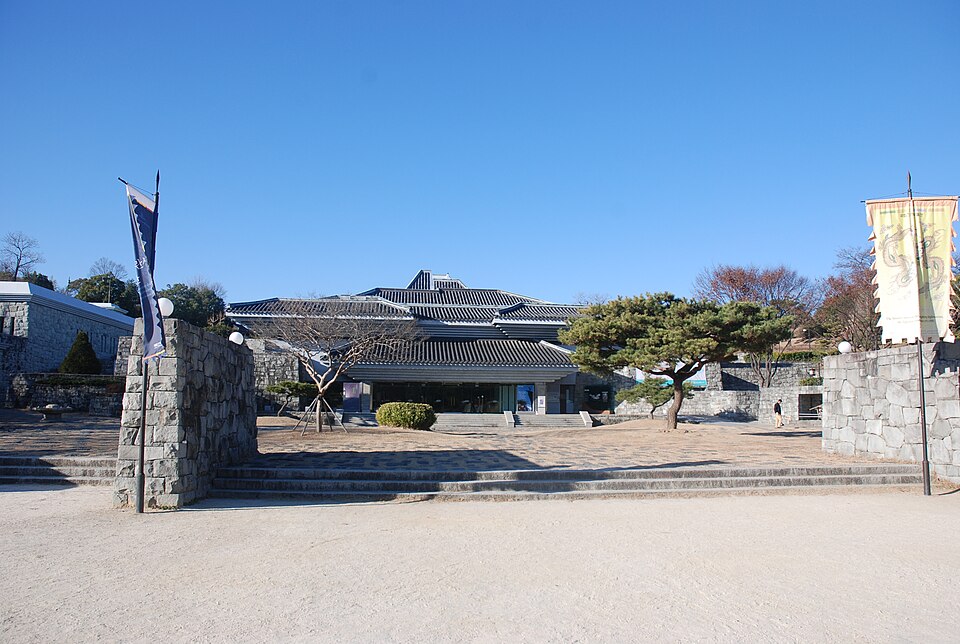 Fayl:The Jinju National Museum.jpg