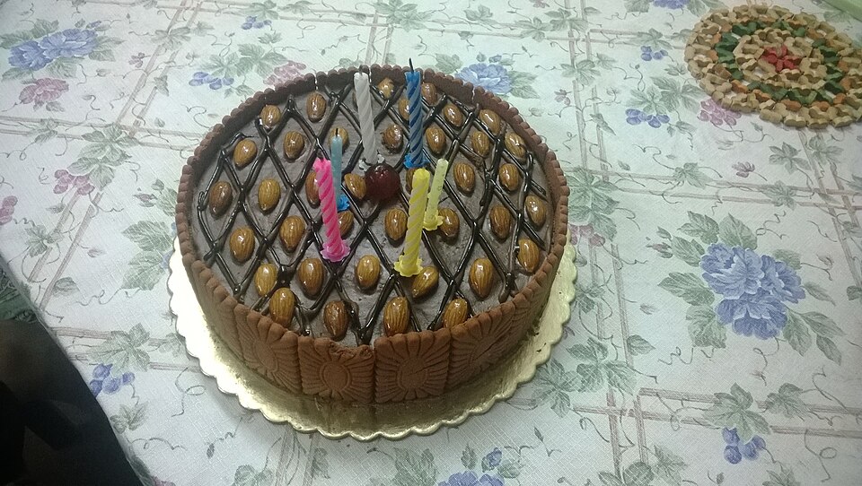 Fayl:Chocolate Cake with almonds.jpg