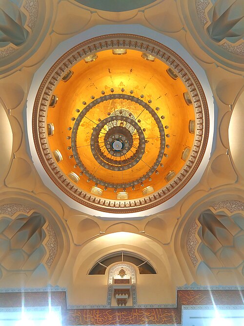Fayl:Sri Sendayan Mosque dome, illuminated.jpg
