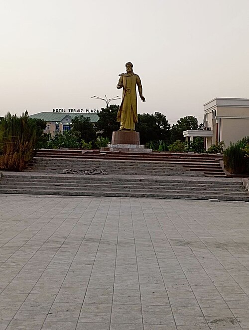 Alisher Navoiy haykali (Termiz)