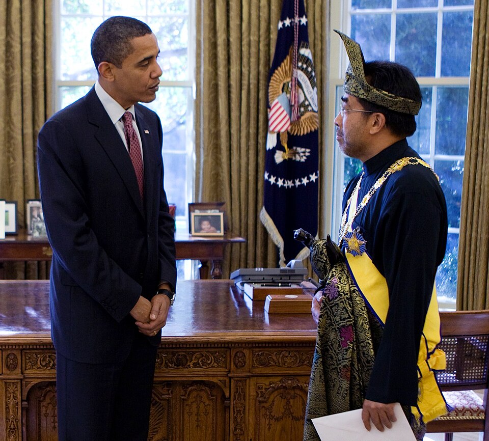 Fayl:Barack Obama and Jamaluddin Jarjis.jpg