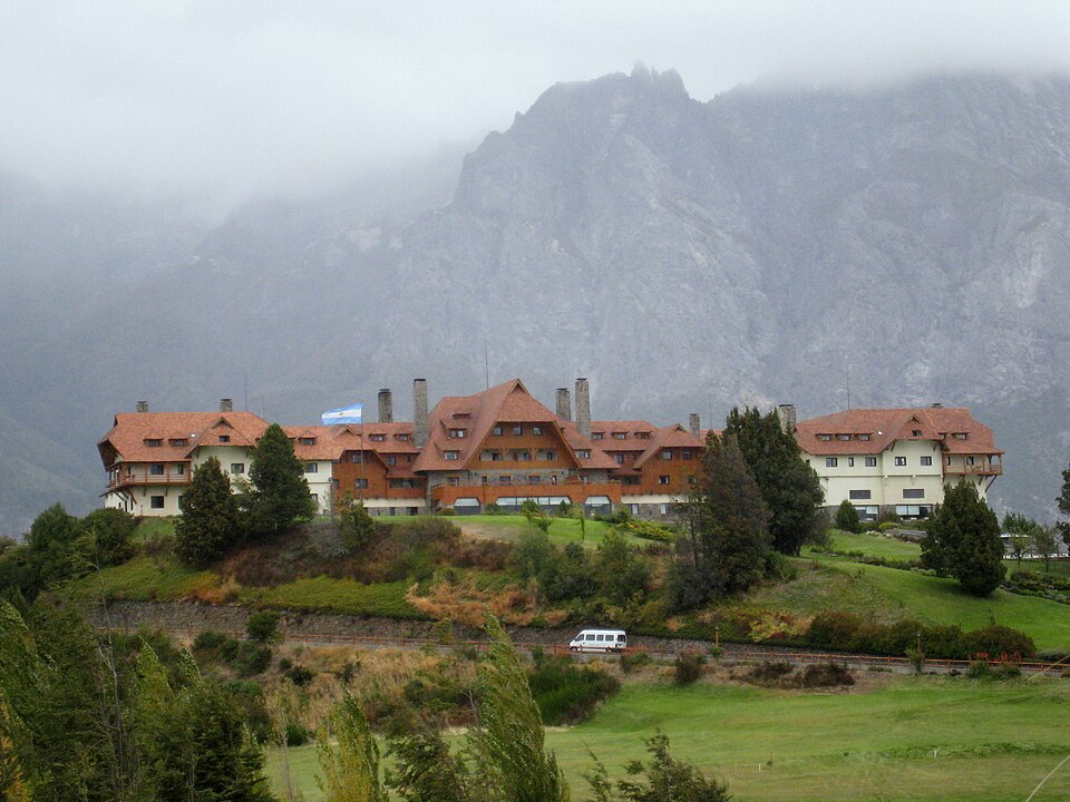 Fayl:Hotel Llao Llao, Bariloche, Argentina.jpg