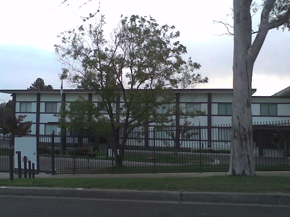 Fayl:Japanese Embassy in Canberra.jpg