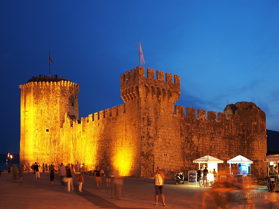 Fayl:Kamerlengo Castle in the Night.jpg