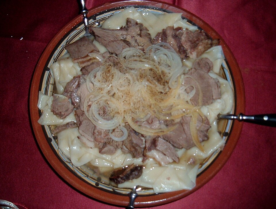 Fayl:Kazakh cuisine Besjbarmak.jpg