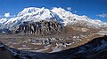 Annapurna III (chapda) va Gangapurna Manang qishlog'idan ko'rinib turibdi