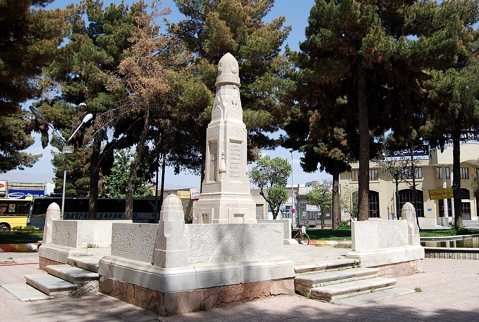 Fayl:Previous Tomb of Omar Khayyam.jpg
