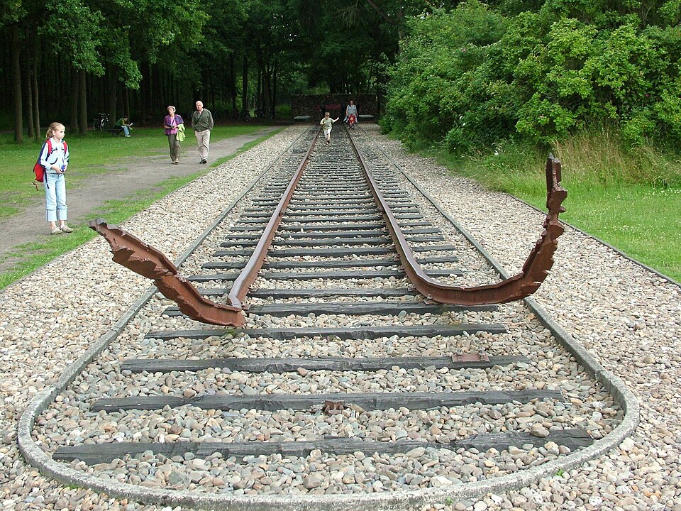 Fayl:Westerbork rails.JPG