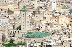 Rʼcif Mosque seen from the south (the white minaret in the upper right is that of the Qarawiyyin Mosque)
