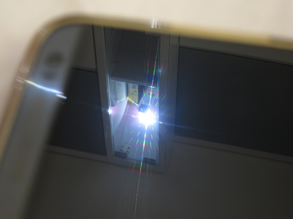 Fayl:Diffraction from mobile phone.jpg