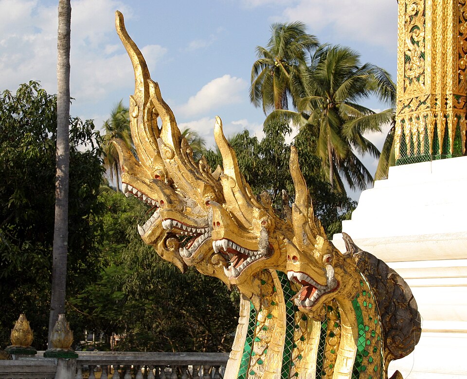Fayl:Luang Prabang-Wat Ho Pha Bang-08-Naga-gje.jpg