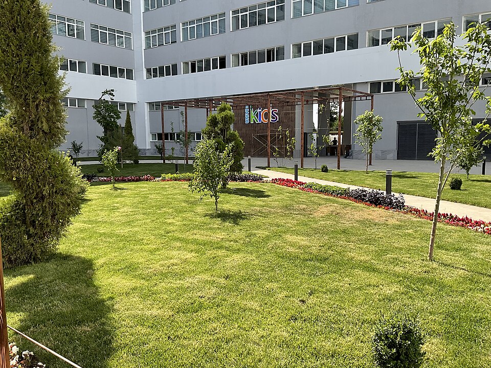 Fayl:TTA campus 2.jpg