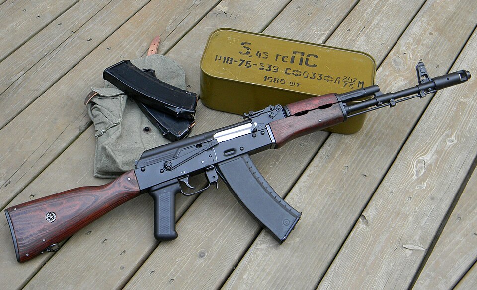Fayl:AK-74 with magazines.jpeg