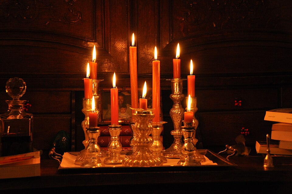 Fayl:Candles (Christmas 2009).jpg