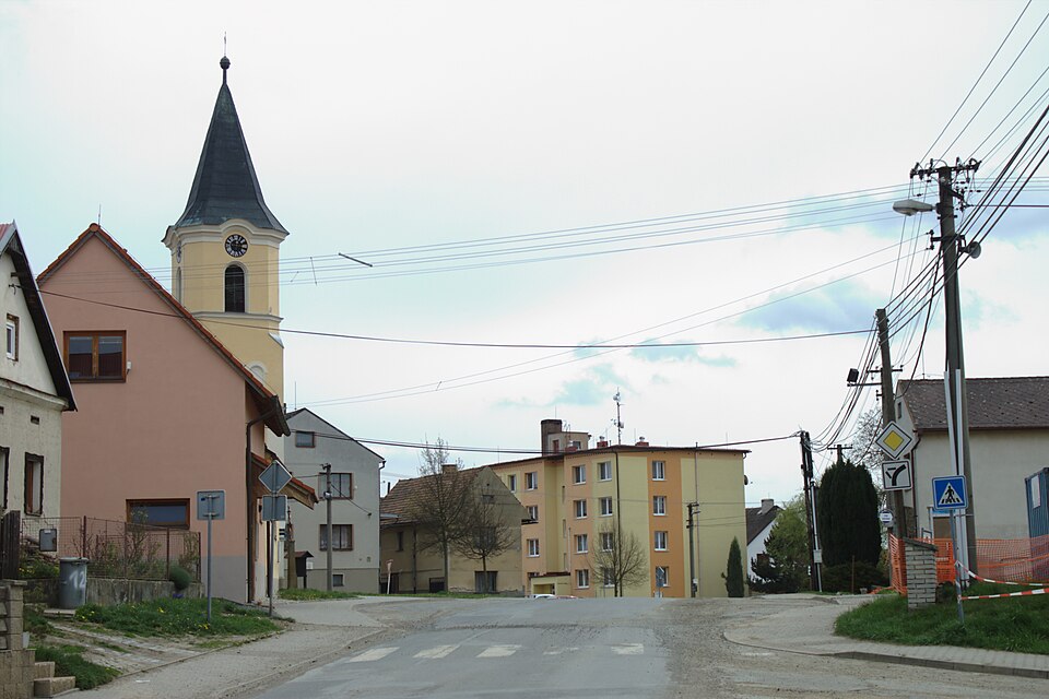 Fayl:Chrastavice, hlavní silnice.jpg